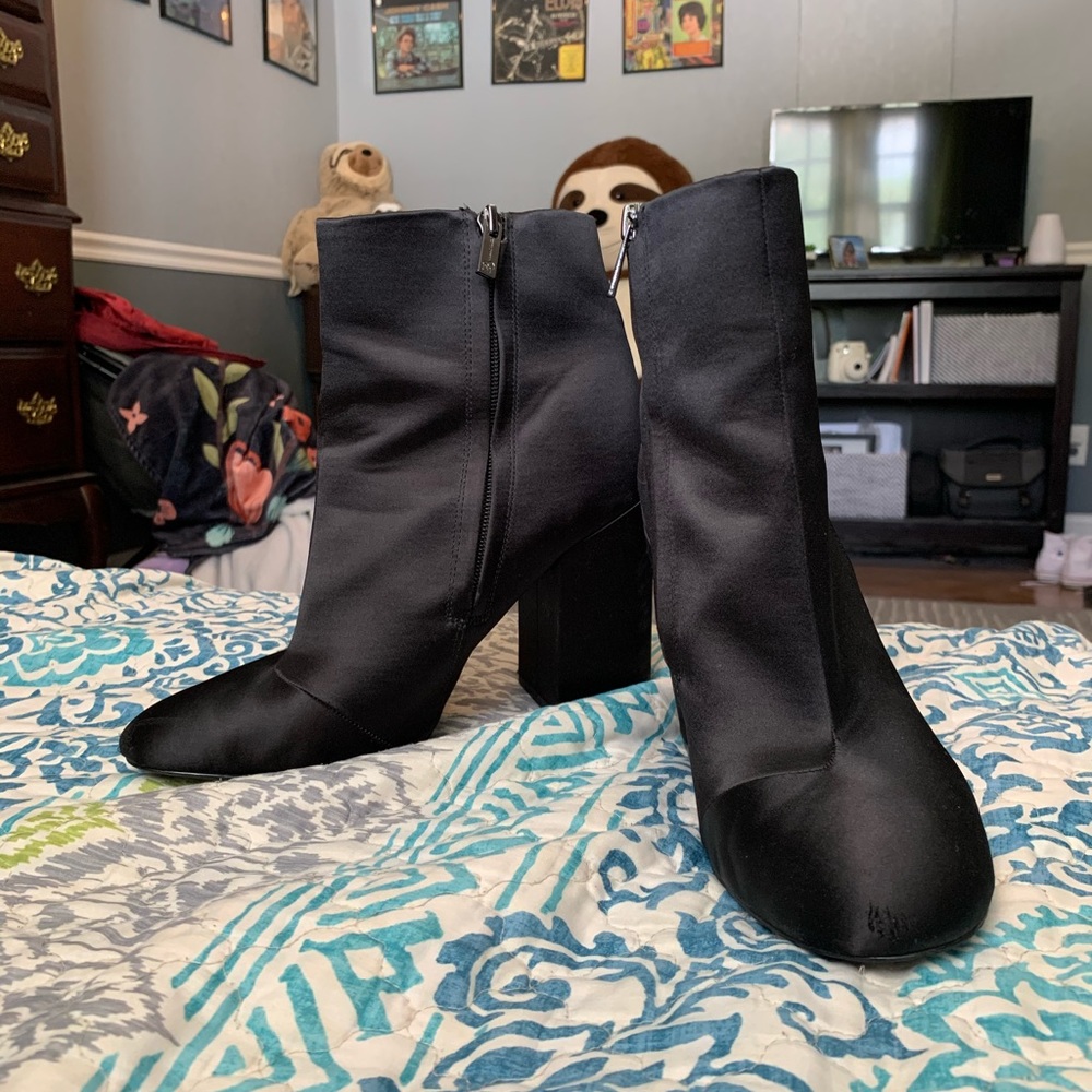 Jessica Simpson black booties!